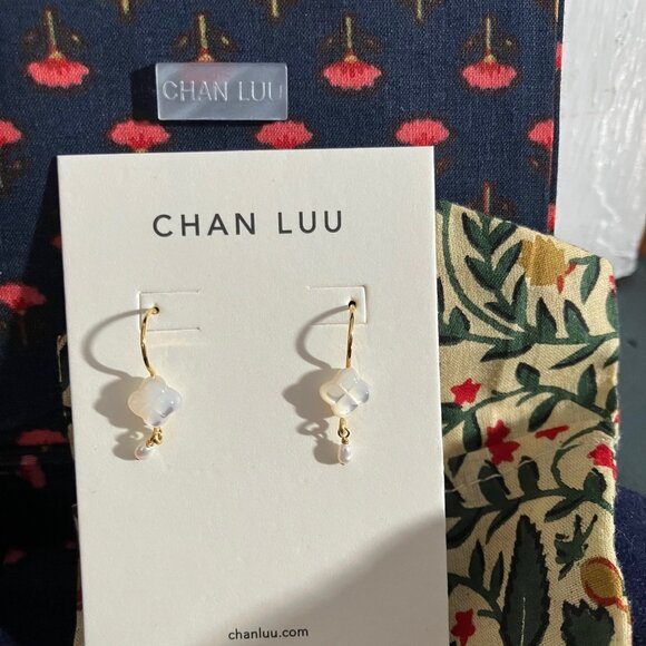 Chan Luu Mother of Pearl Clover Drop Earrings - Picture 4 of 5